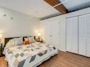 Unique & Stylish Studio Loft in Huntington!