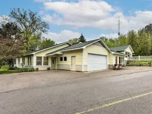 2 Bedrooms, Near Biking Trail, and Frankfort!