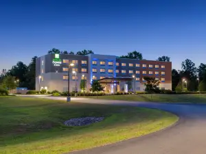 โรงแรม ฮอลิเดย์ อินน์ เอ็กซ์เพรส ควีนส์บิวรี - เลค จอร์จ แอเรีย บาย IHG