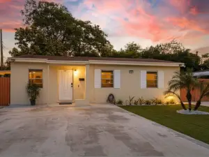 Home Near Hard Rock w BBQ Pool Table