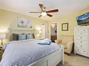 Lake front - Newly renovated - Gorgeous Views - Close to trails!