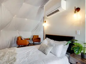 Relaxing Dome in the Heart of the Blue Ridge Mountains for an Unforgettable Glamping Experience in R