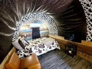 Beautiful Rustic Wagon with Modern Interior and Outdoor Hot Tub for a Unique Romantic Getaway near L