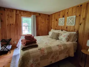 Location⭐️⭐️Lake Access, Sebago Cove, Screen Porch, Fire Pit, Downtown 2.7miles!