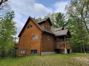Amazing location in Irons Michigan is the fabulous Cool Creek Chalet.