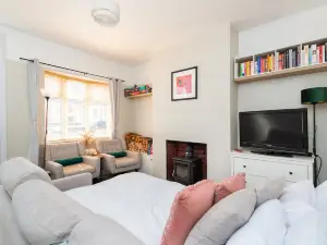 Central 2 BR Cosy House