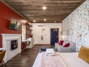Walk Everywhere Fireplace Downtown Hideaway