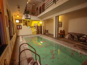 Hotel Devraj Niwas on Lake Pichola