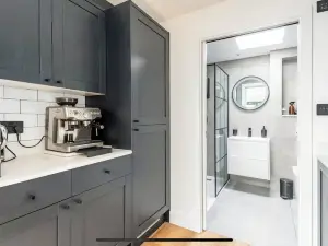 Modern Studio with Parking in Shared Garden