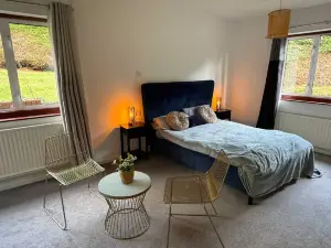 Large 4 Bed with Parking