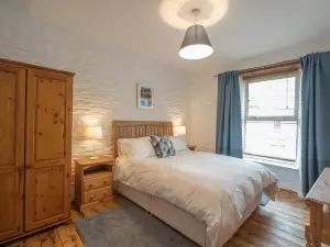 Llysmyfyr, Newport with 5 bedrooms and 3 bathrooms