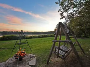 Scenic, Serene Lakefront Cabin — Wood Stove