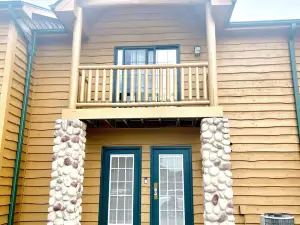 Hike and enjoy a relaxing time at Starved Rock! Family-Size Cozy Cabin