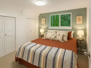 Blueberry Cabin 3bdrm near Alderbrook w/ Hot Tub