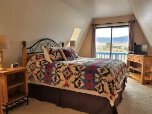 The Blue Elk: Private Retreat :  Breathtaking Mountain Views - Excellent Access