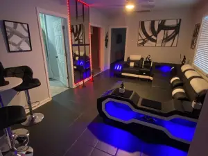 The WrightWay Oasis. 3Bedroom House 1Bath with a Fitness Room, Wi-Fi an Smart Tv