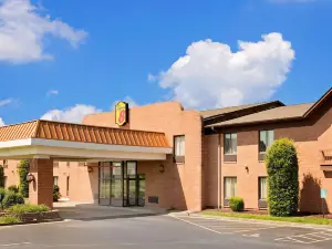 Super 8 by Wyndham Metropolis