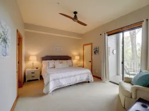 Hike & Ski: Mtn-View Gem w/ Balcony in Burnsville!