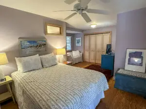 Tranquil Retreat with Scenic Decks - Inviting Artsy Haven