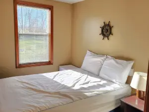 Lakefront Bungalow w beach, kayaks & dock