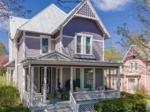 Lady Viola - Victorian w/ Balcony Hot Tub
