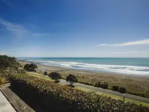 Clifftops - oceanfront retreat in Oakura Beach
