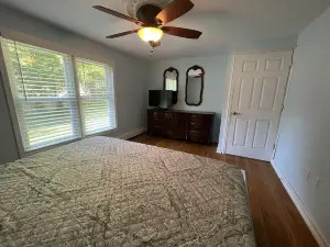 Beautiful 3 Br Full House w/ King Bed & Pool Table on Dead End 5 Min from Town!