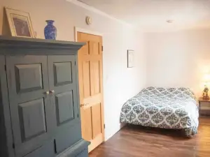 Spacious House with PARKING & Ideal for Long Stays