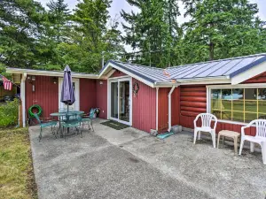 Wheelchair-Accessible Belfair Cabin w/ Patio!