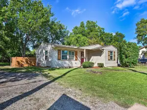 Walk to Dtwn Forney: 'Gigi's Place' w/ Fire Pit