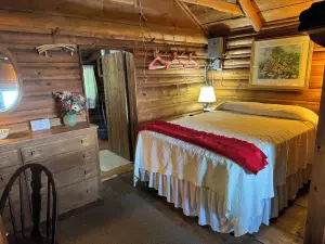 The Love Nest - a Cozy Lakefront Log Cabin