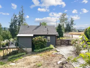 Gorgeous Elevated Deck with Outdoor Seating and BBQ - Tranquil Cottage Escape