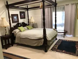 Aprtment in large home w/parking close to hiking trails/swimpool/shopping mall