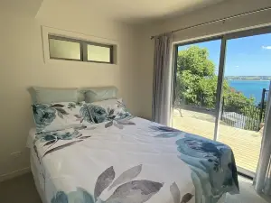 Superb Clifftop Flat with views back to Auckland