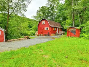 Mtn-view Deck & Grill: Creekside Catskills Cabin!