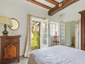 Large property with 2 houses and 1 heated swimming pool 1h20 south of Paris.