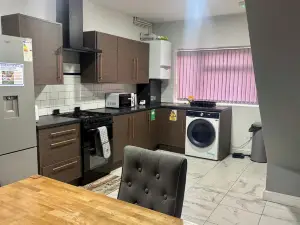 1 Room Ensuite Flat - Sleeps 2 With Sky Full Fibre