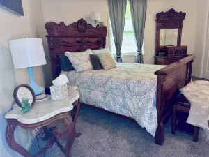 Charming 2-bedroom townhome  near downtown Cave City. Child and pet friendly.