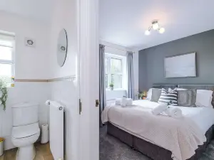 Stunning 1 Bed Flat Perfect for Business in Crewe