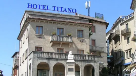蒂塔諾套房酒店