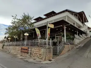 O Fotis Studios & Apartments