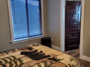 Cozy, remodeled townhome retreat in downtown Historic Wallace!