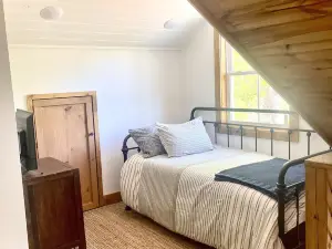 Quiet and secluded modern farmhouse 15 miles from the Buffalo River.