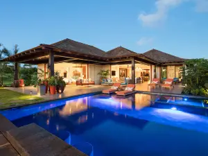 Spectacular Golf Course Views and Swimming Pool - Exquisite Family Retreat
