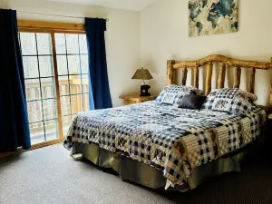 Hike and enjoy a relaxing time at Starved Rock! Family-Size Cozy Cabin