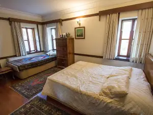 Altın Çeşmeli Konak