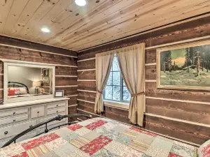 Cozy Homestead Cabin at Base of Columbia Mountain!