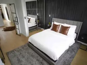 Contemporary Luxury Loft! Apt-20 Min to NYC