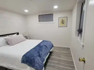 Contemporary Downtown Basement Apartment in La Grande!