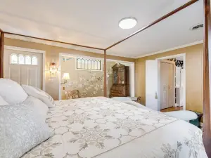 'Baby Grand on Main' Lebanon Home w/ Game Room!